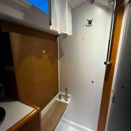 Botel Luxury Sailing *